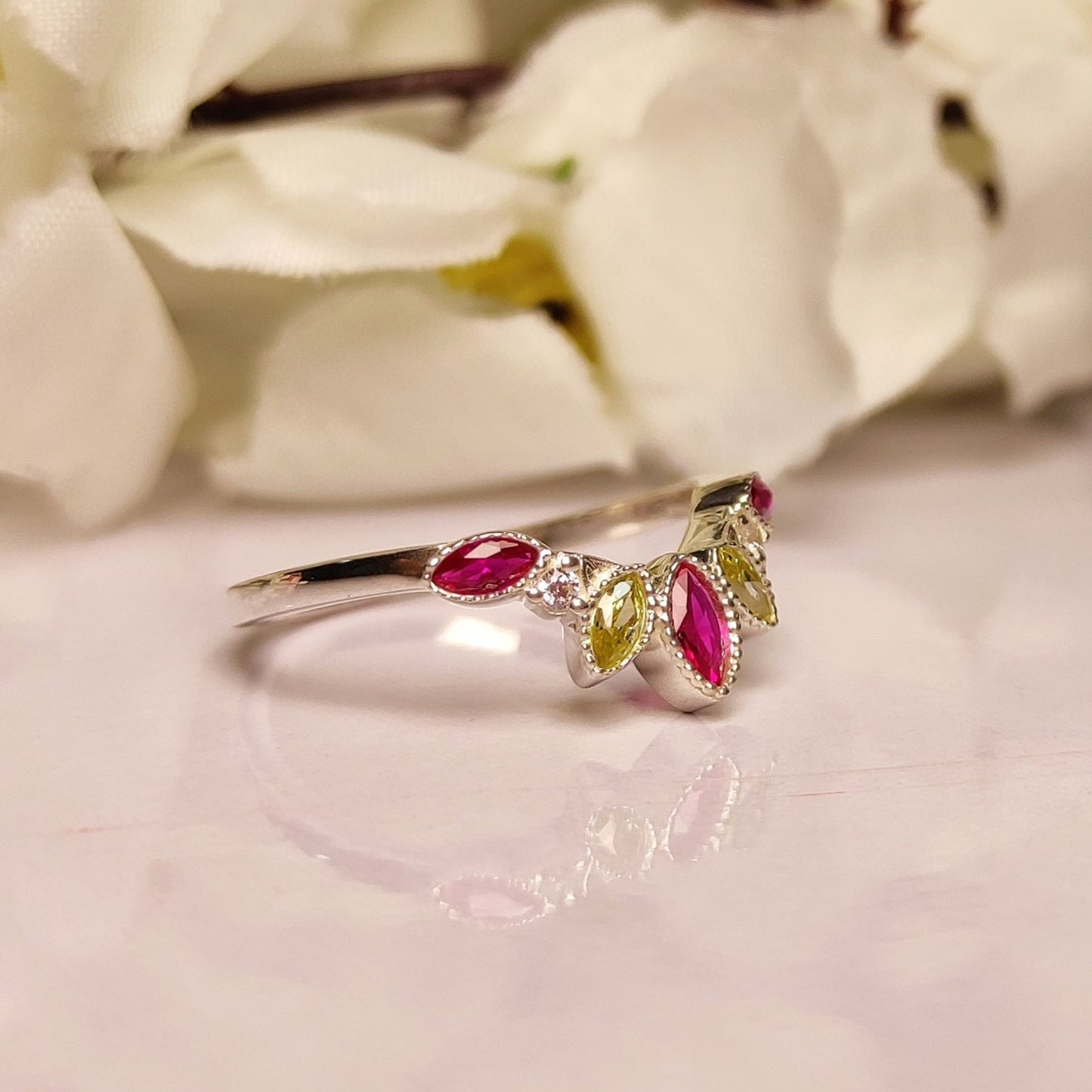 ROSÉ Ruby and Peridot Curved Band- Filigree Vintage Wedding Band Ring In 925 Sterling Silver