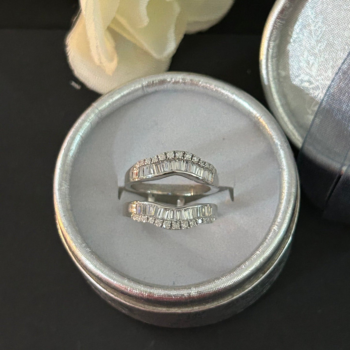 Vintage Baguetteschliff Diamant Ehering Verschönerung Wrap 