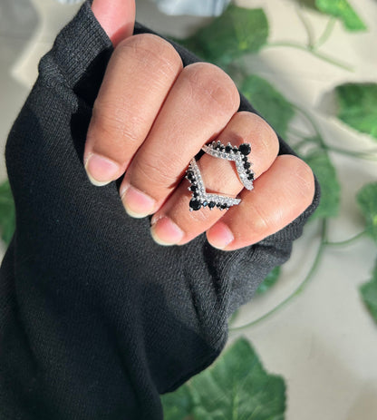 Ringschutz mit Diamanten in Schwarz und Weiß