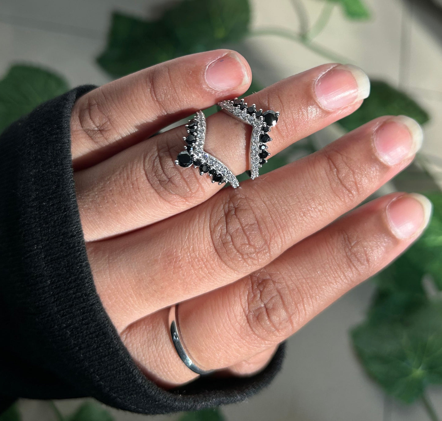 Ringschutz mit Diamanten in Schwarz und Weiß