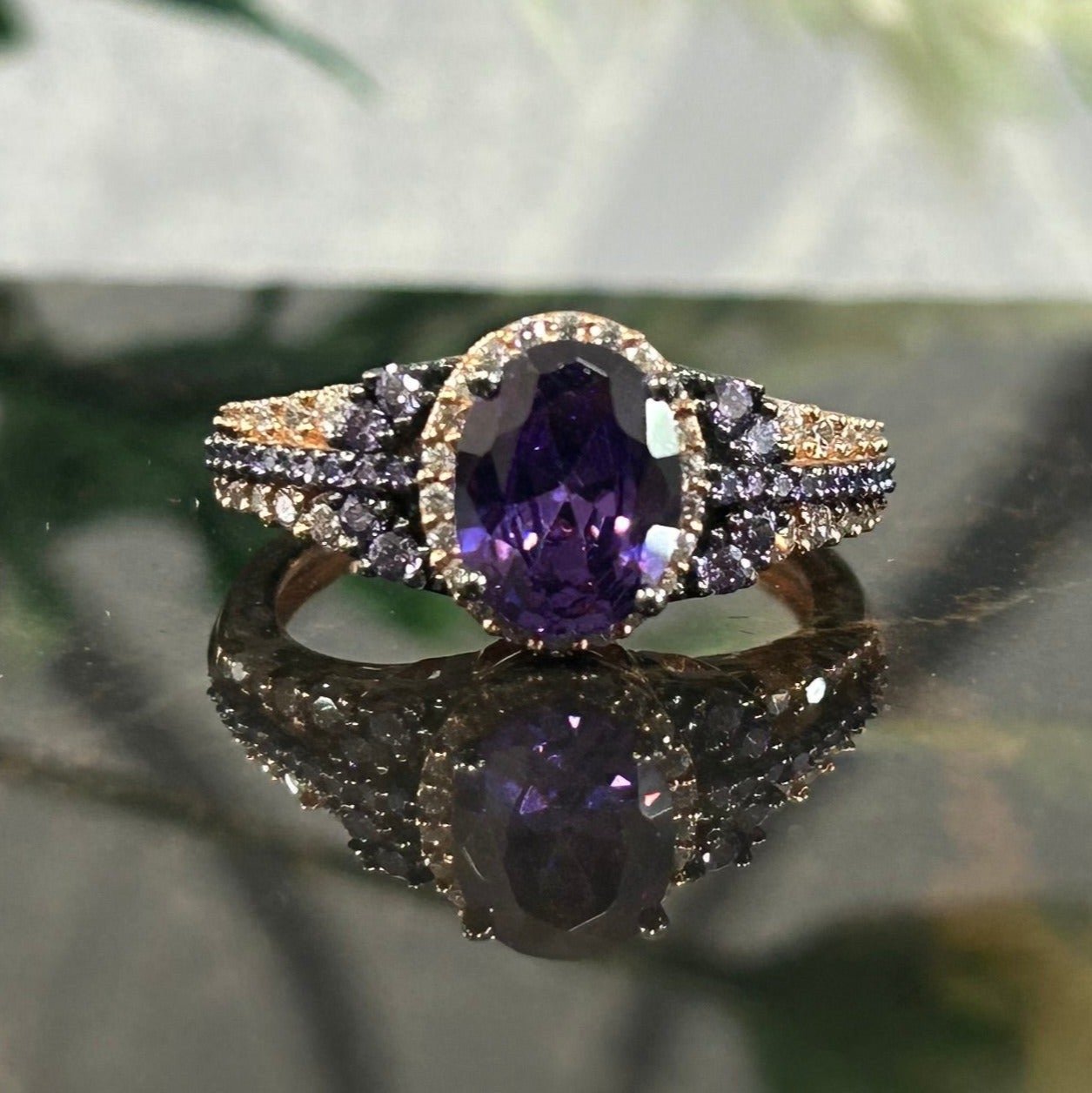 Verlobungsring mit violettem Amethyst und Halo-Diamant im Ovalschliff 