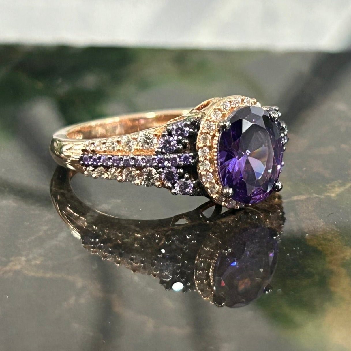 Verlobungsring mit violettem Amethyst und Halo-Diamant im Ovalschliff 