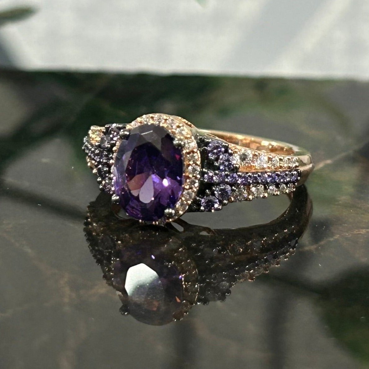 Verlobungsring mit violettem Amethyst und Halo-Diamant im Ovalschliff 