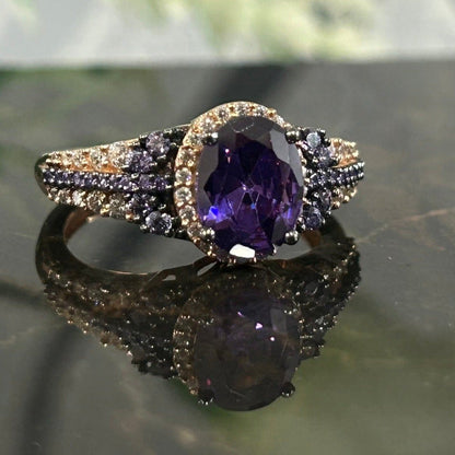 Verlobungsring mit violettem Amethyst und Halo-Diamant im Ovalschliff 