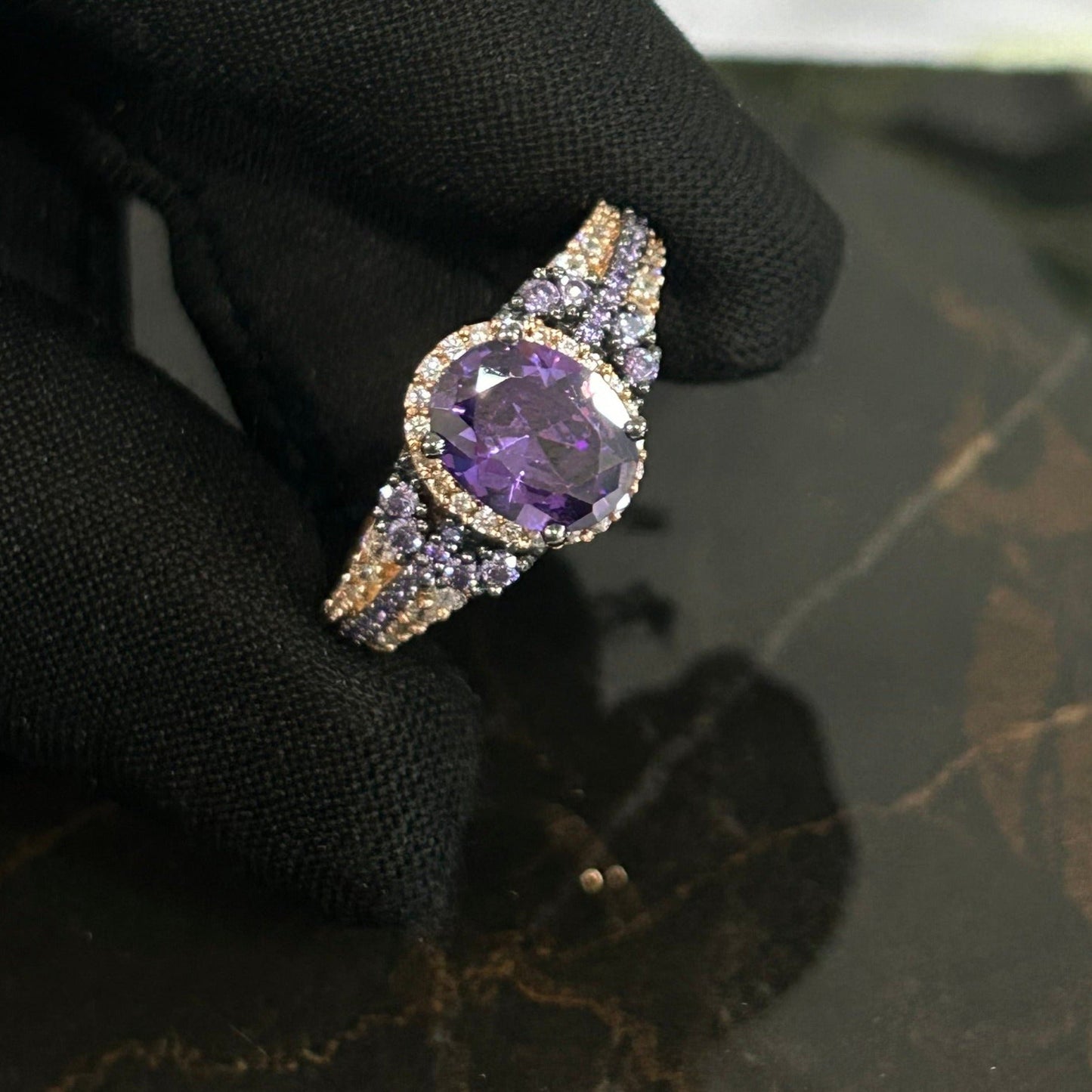 Verlobungsring mit violettem Amethyst und Halo-Diamant im Ovalschliff 