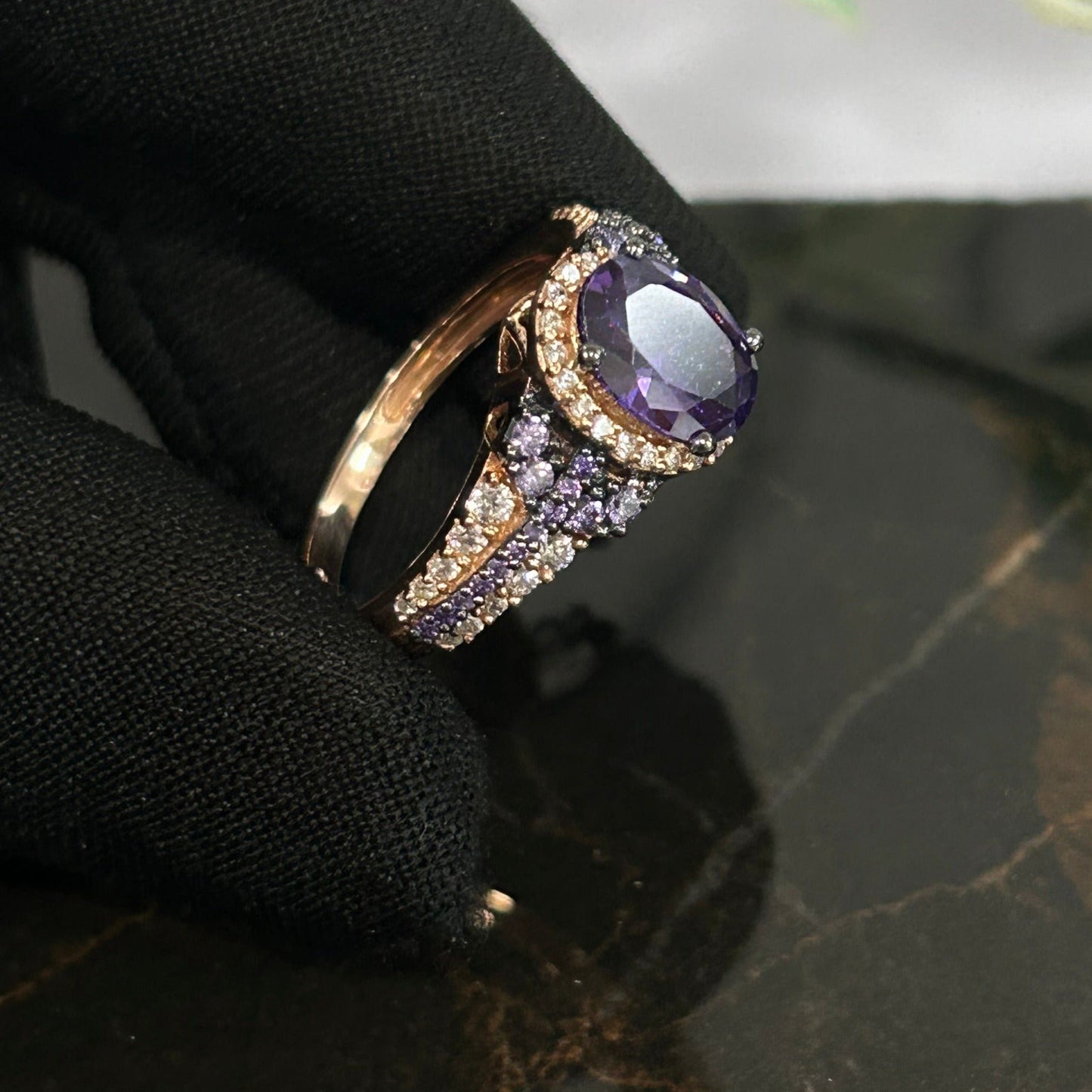 Verlobungsring mit violettem Amethyst und Halo-Diamant im Ovalschliff 