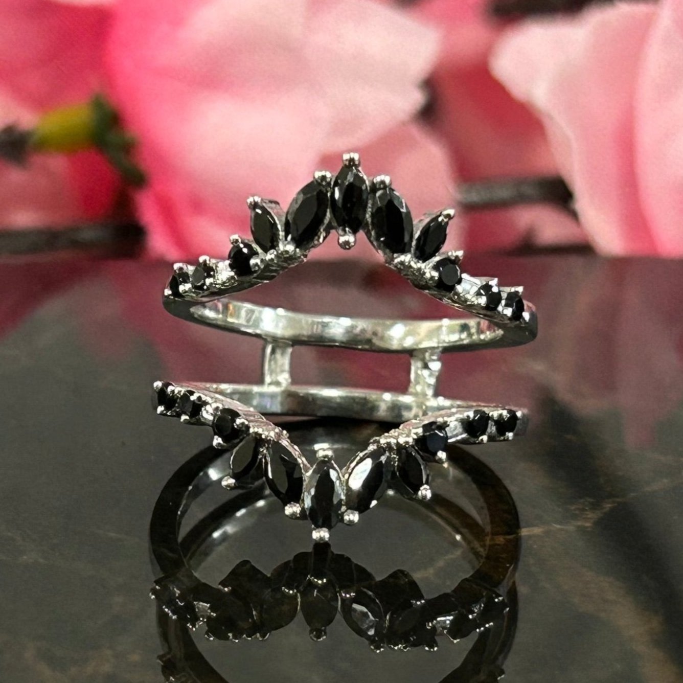 Envoltura mejorada de anillo de bodas de diamantes blancos y negros