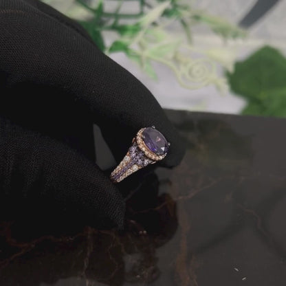 Verlobungsring mit violettem Amethyst und Halo-Diamant im Ovalschliff 